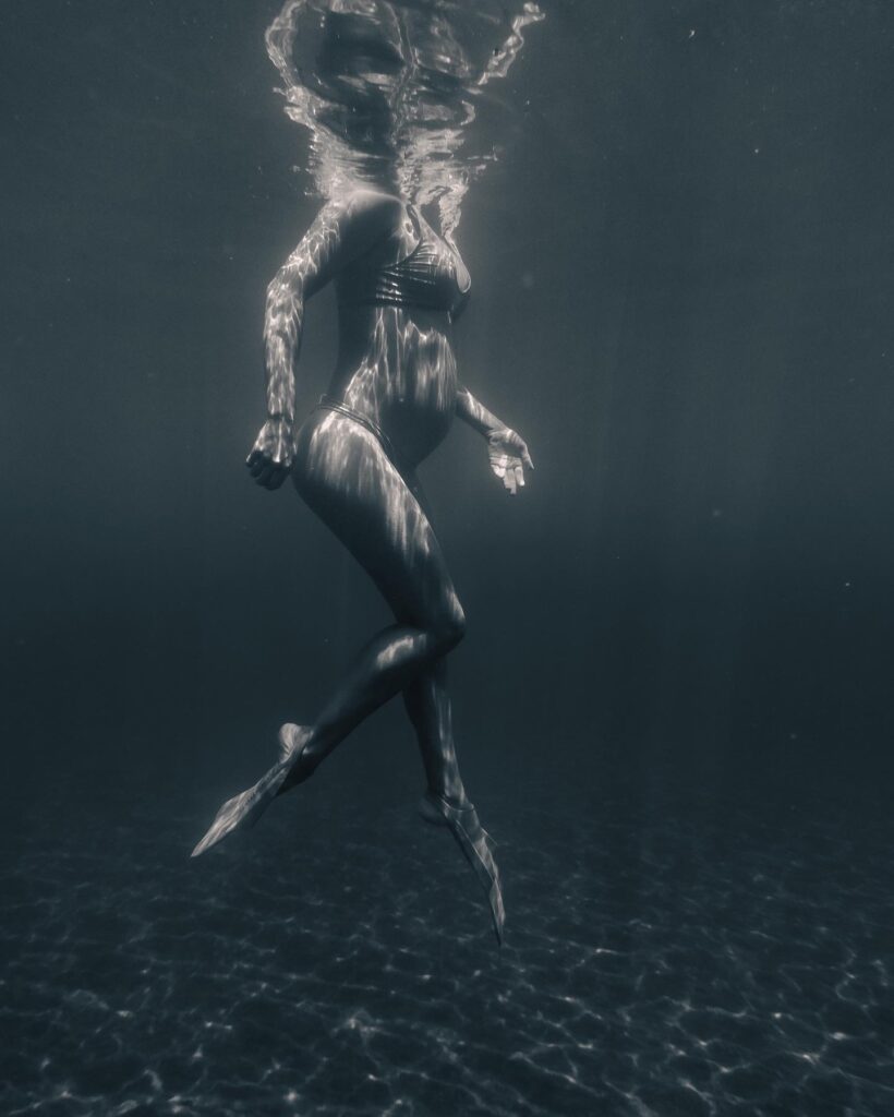 pregnant nadia underwater